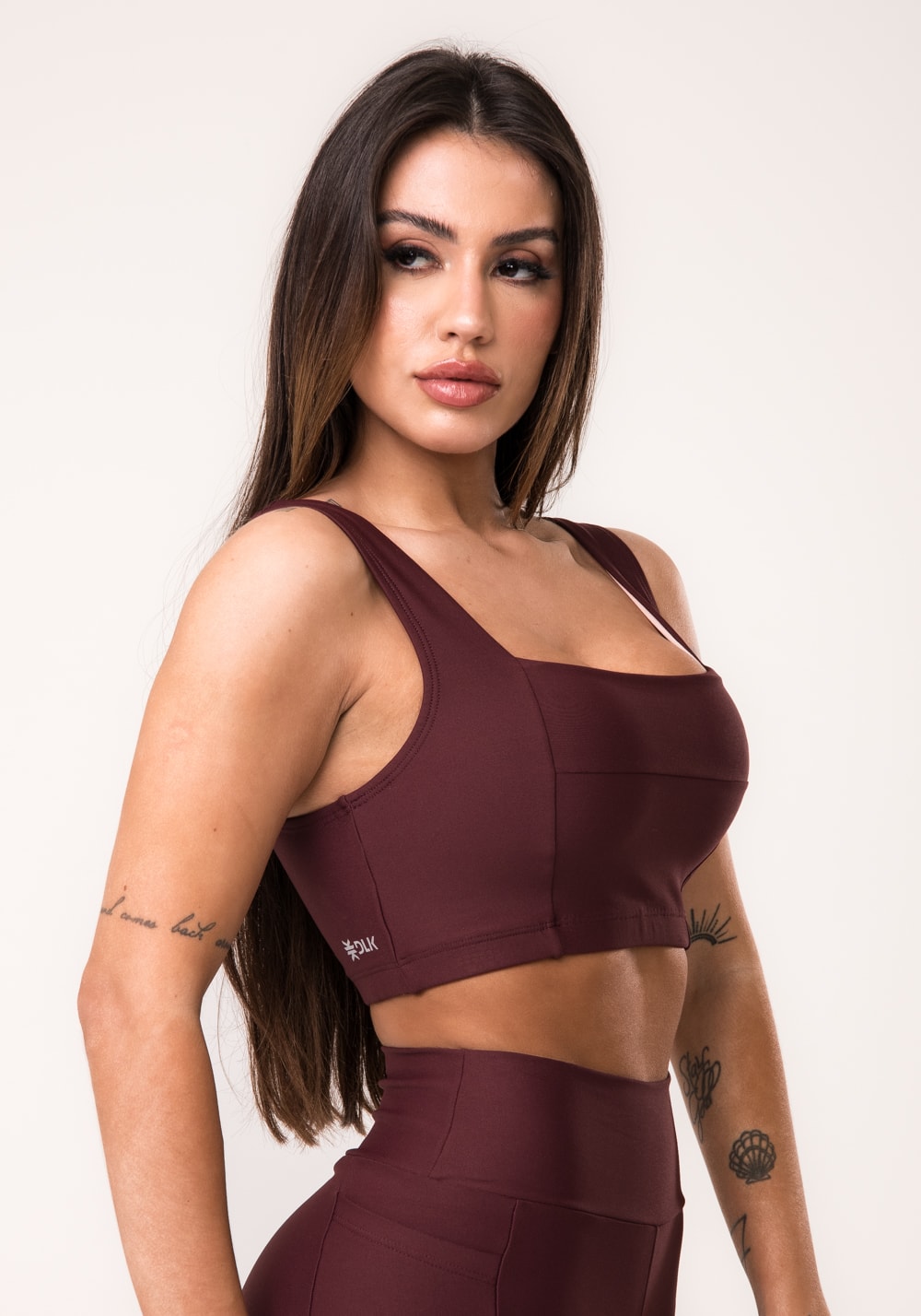 Top fitness feminino vinho decote reto com recortes aura