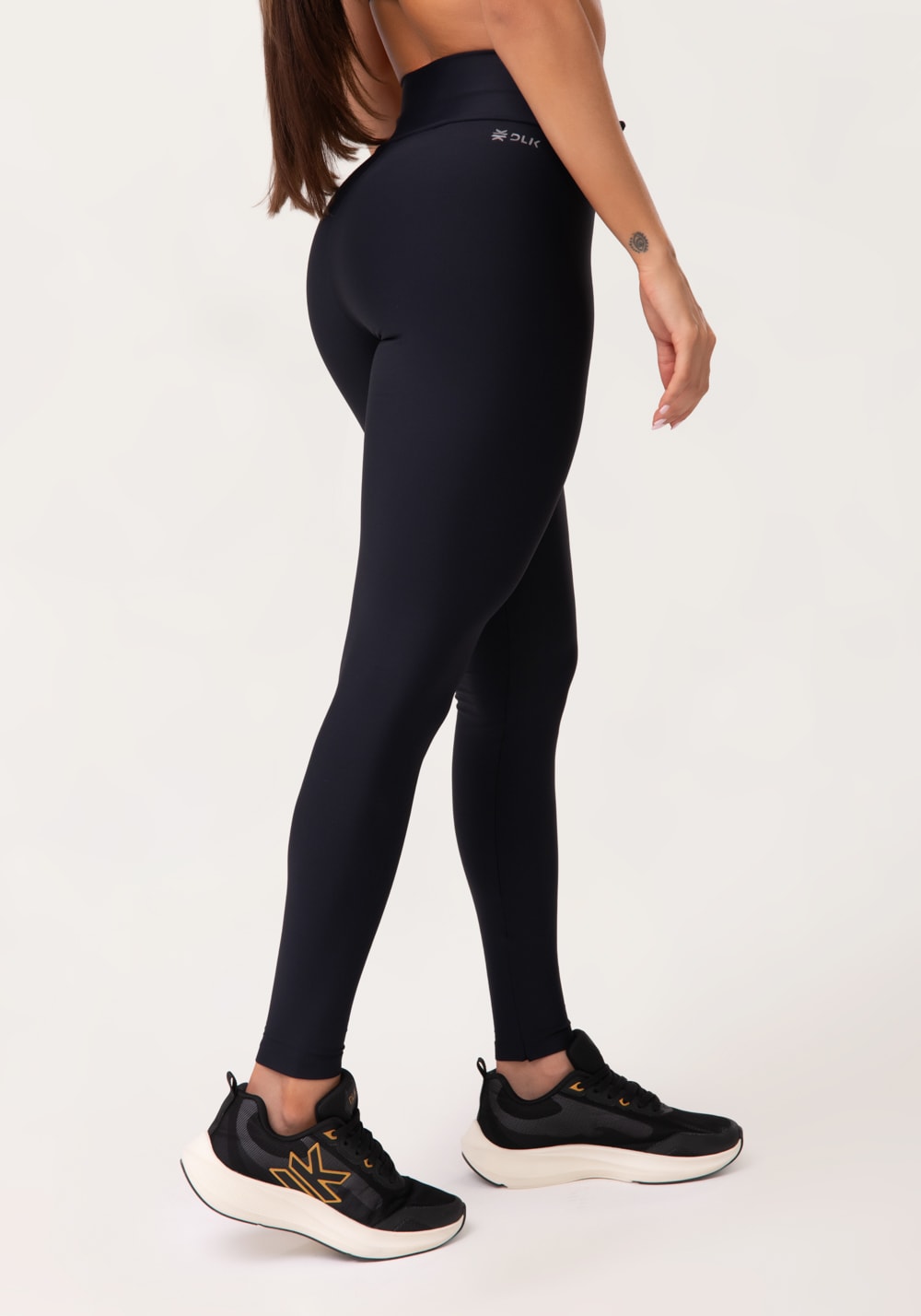 Legging fitness feminina preto com franzido e amarração aura