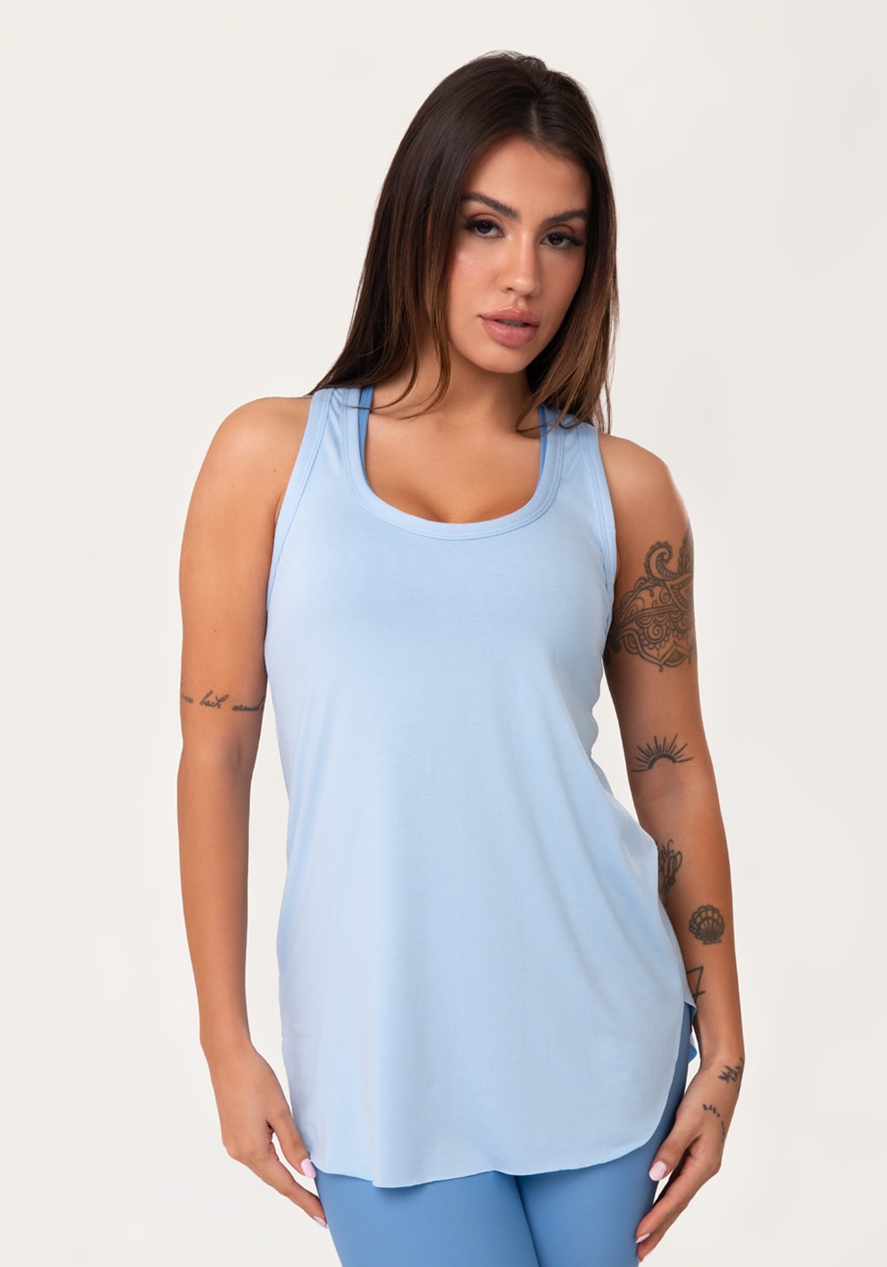 Camiseta fitness feminina alongada azul claro aura