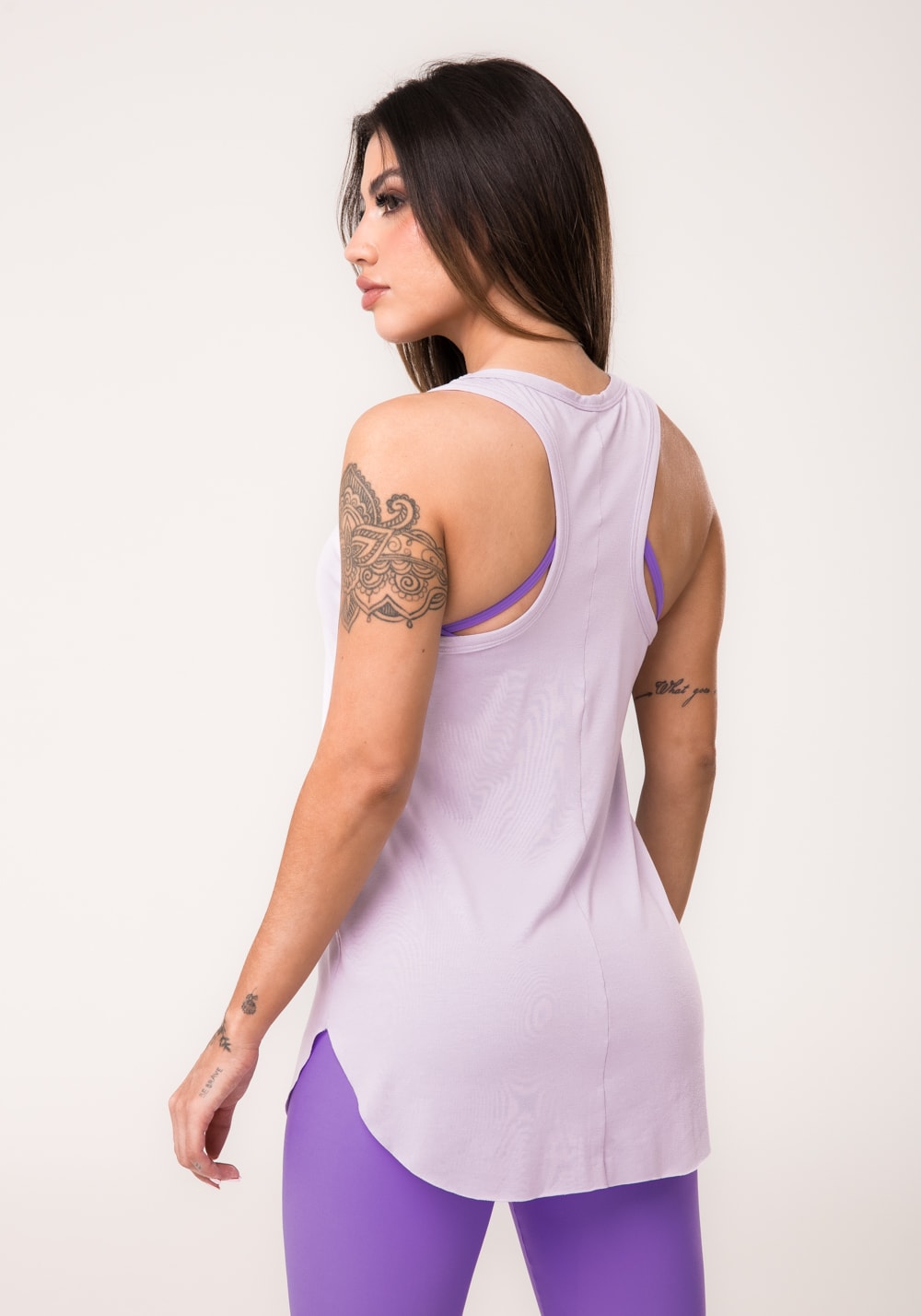 Camiseta fitness feminina alongada lilás aura