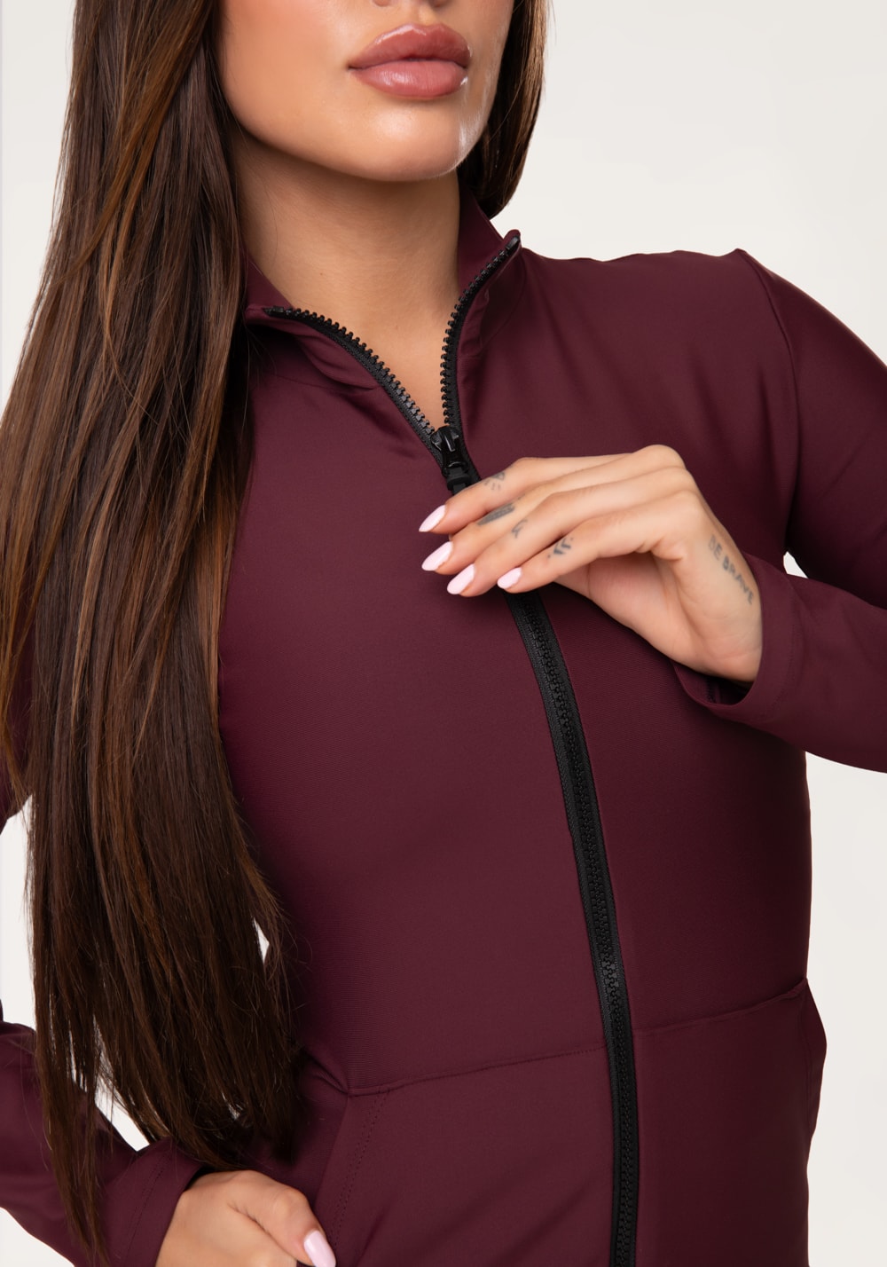 Casaco fitness feminino vinho com zíper e bolsos aura