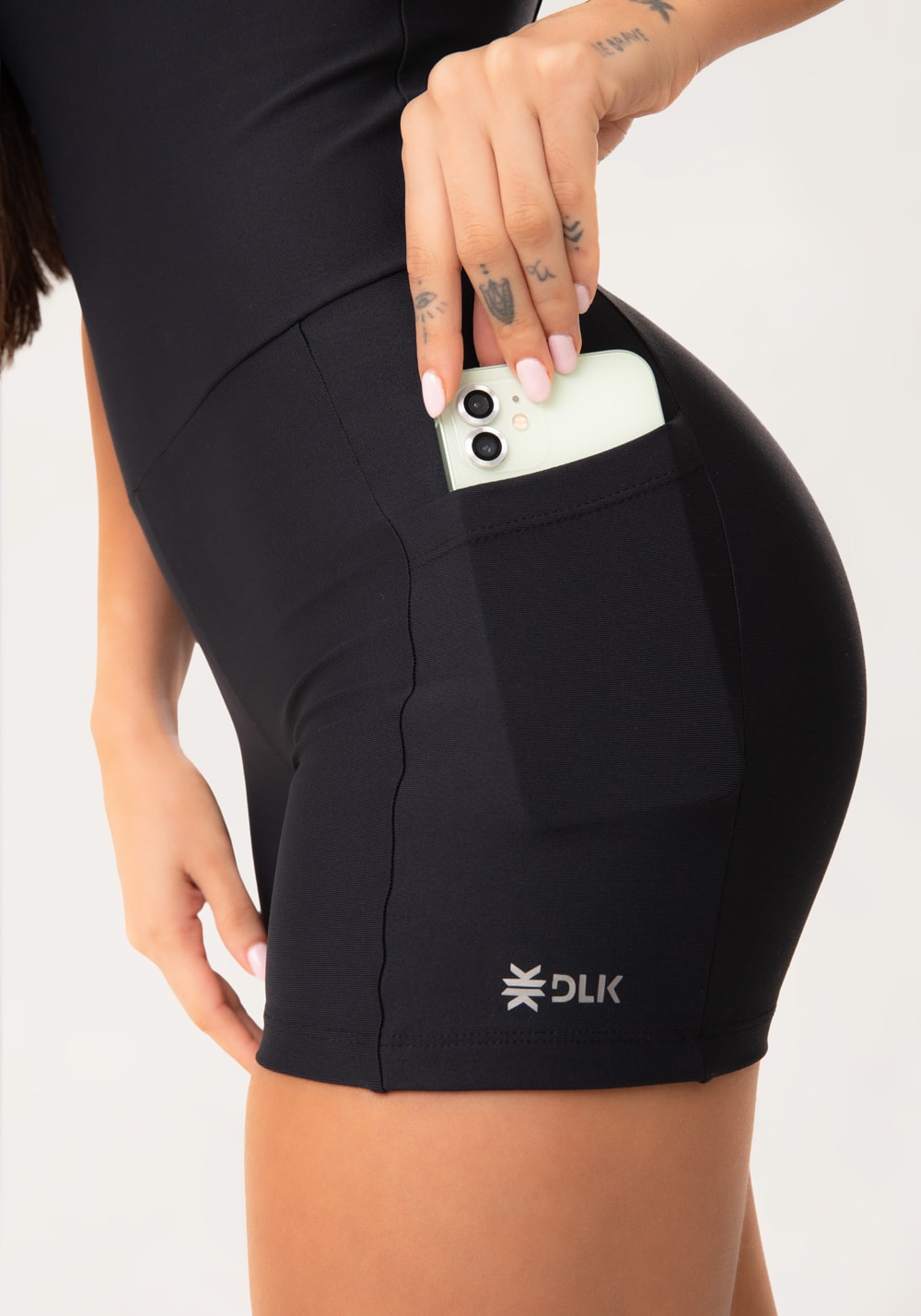 Macaquinho fitness feminino preto com bolsos aura