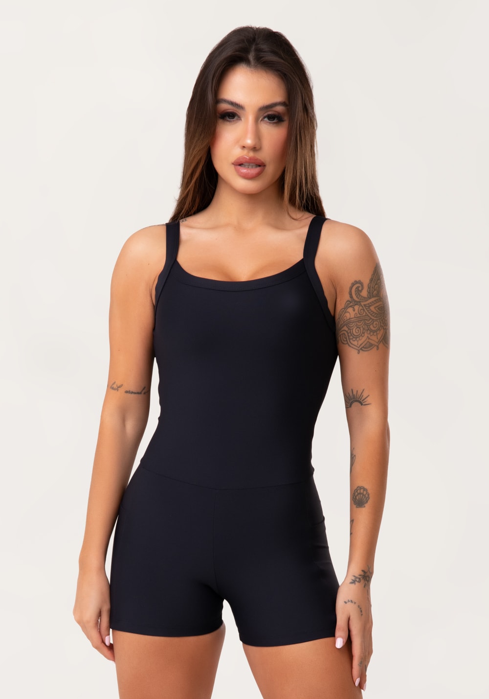 Macaquinho fitness feminino preto com bolsos aura
