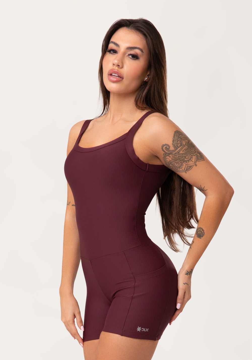 Macaquinho fitness feminino vinho com bolsos aura