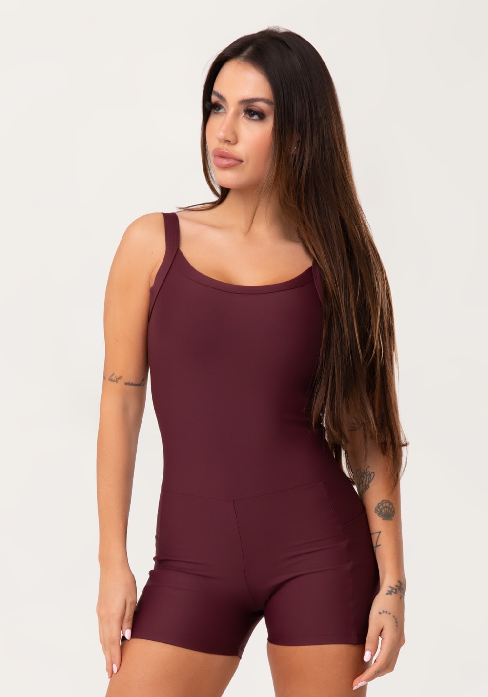 Macaquinho fitness feminino vinho com bolsos aura