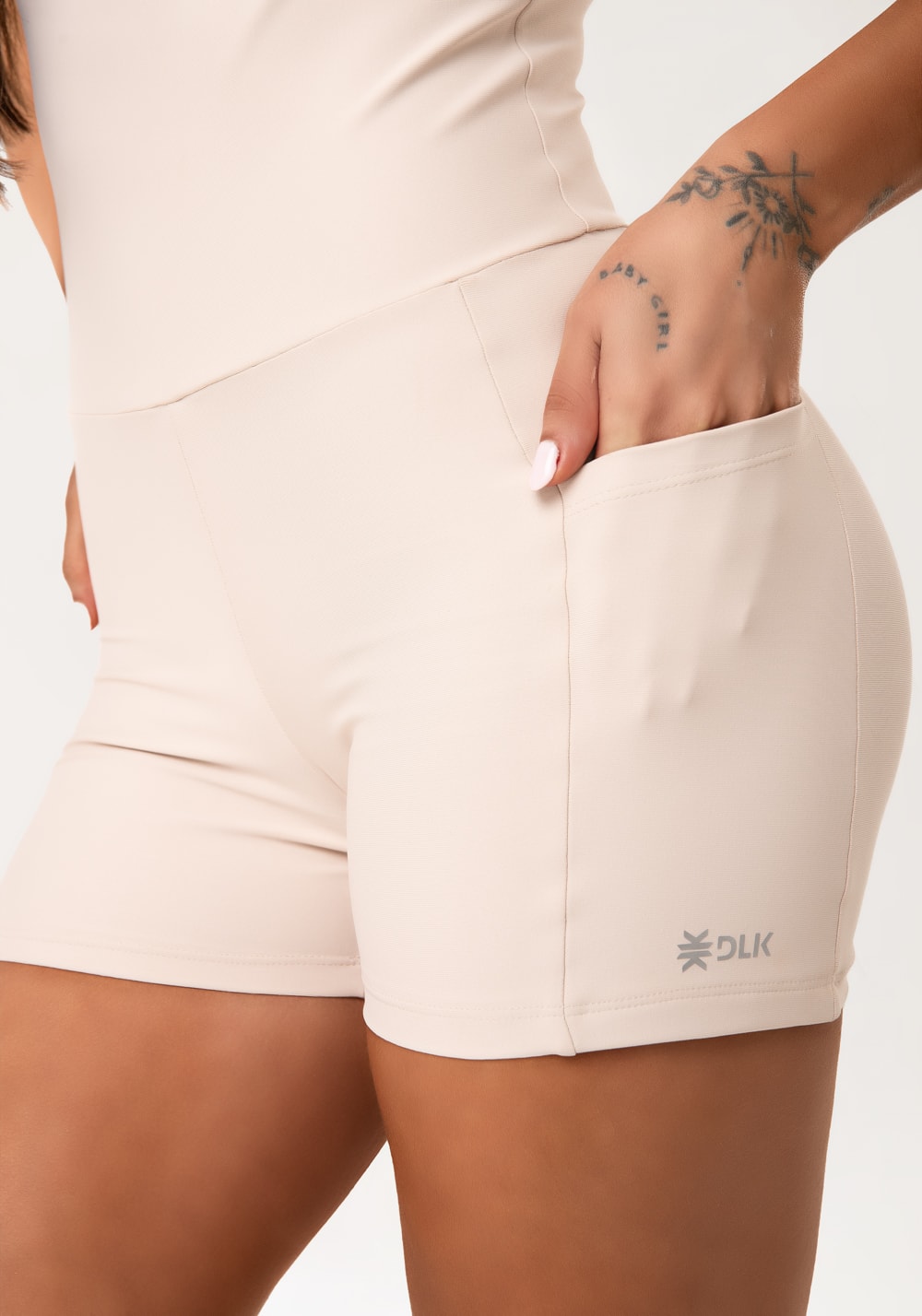 Macaquinho fitness feminino nude com bolsos aura