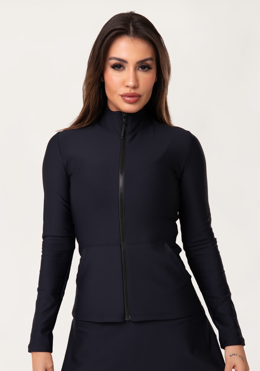 Casaco fitness feminino preto com zíper e bolsos aura