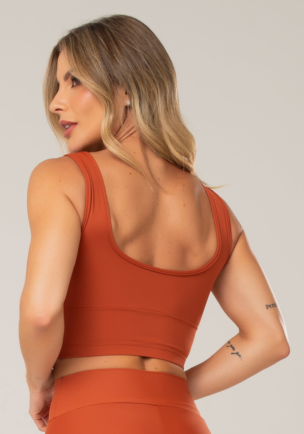 Top fitness feminino terracota com alças largas e recortes lush