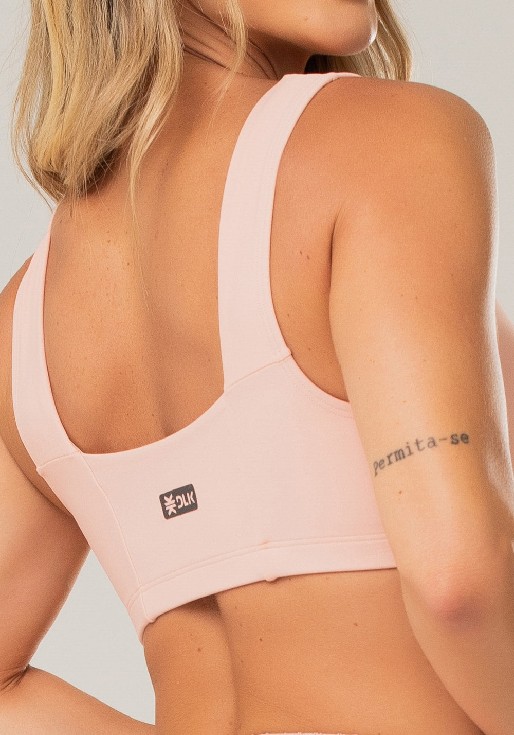 Top fitness feminino rosê com decote reto e recortes