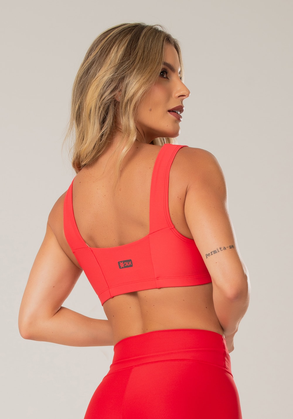 Top fitness feminino rosa com decote reto e recortes