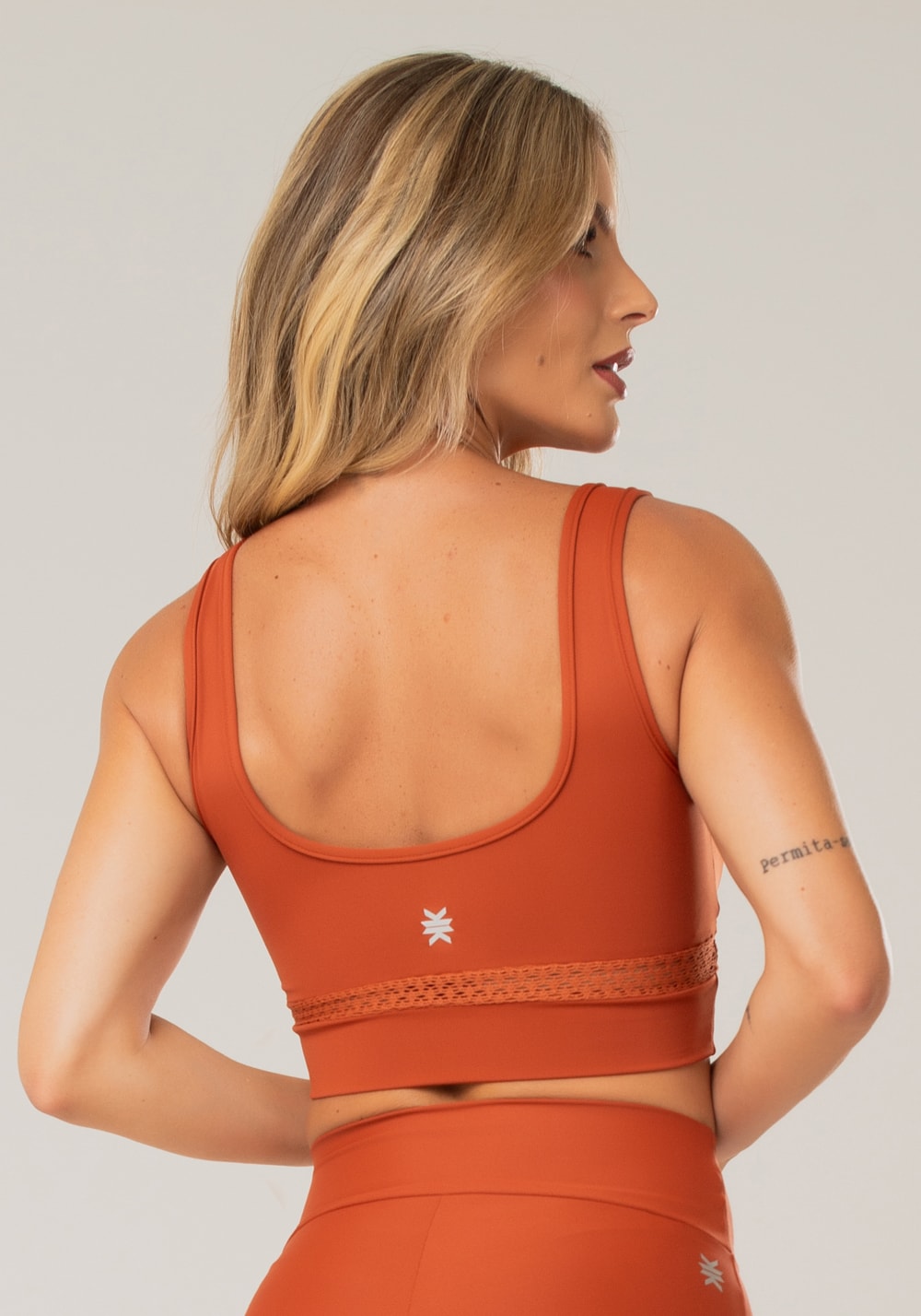 Top fitness feminino terracota com detalhe em tela lush