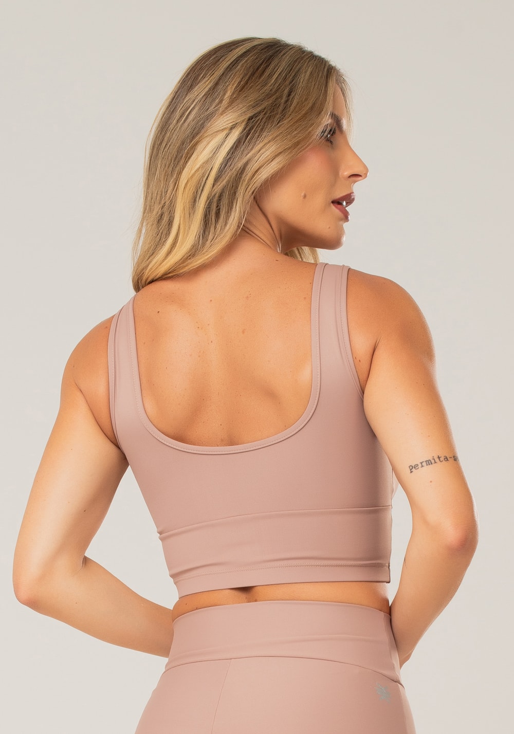 Top fitness feminino nude com alças largas e recortes lush