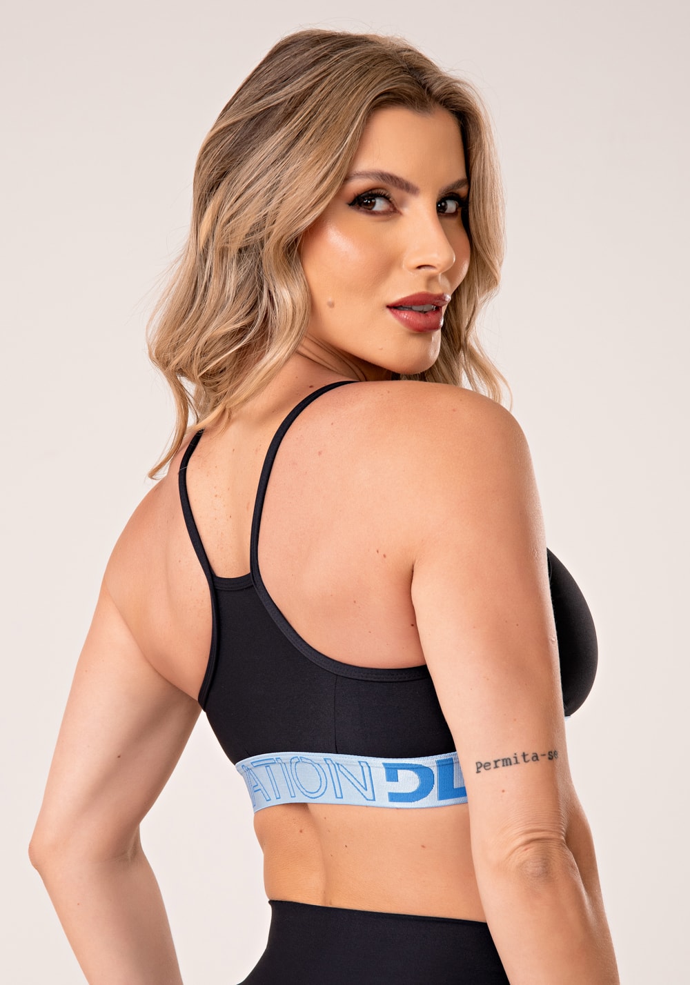 Top fitness feminino preto com elástico azul claro nation