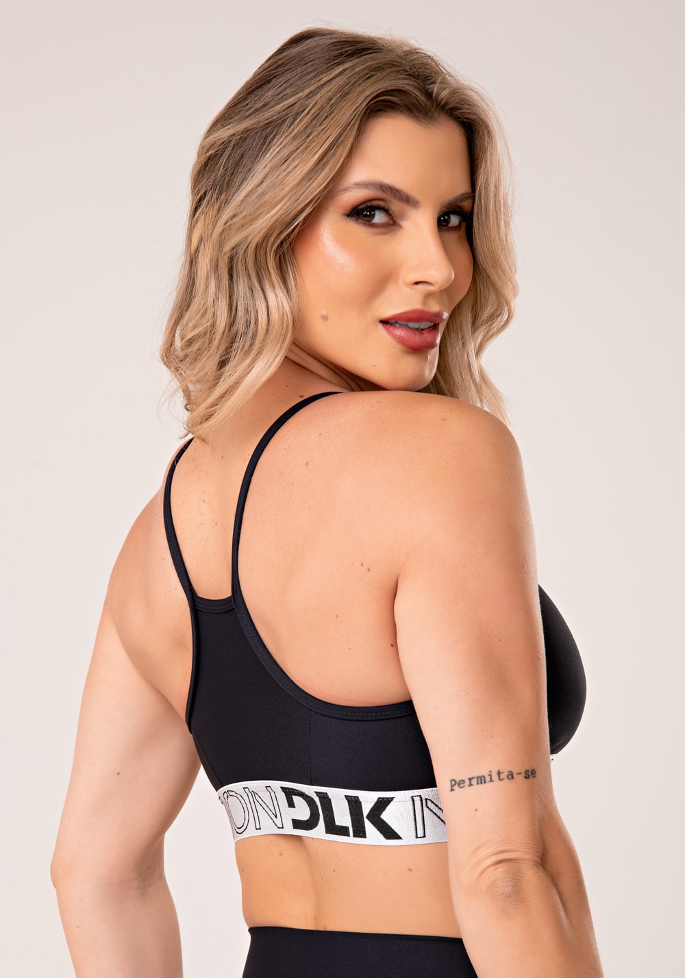 Top fitness feminino preto com elástico cinza nation