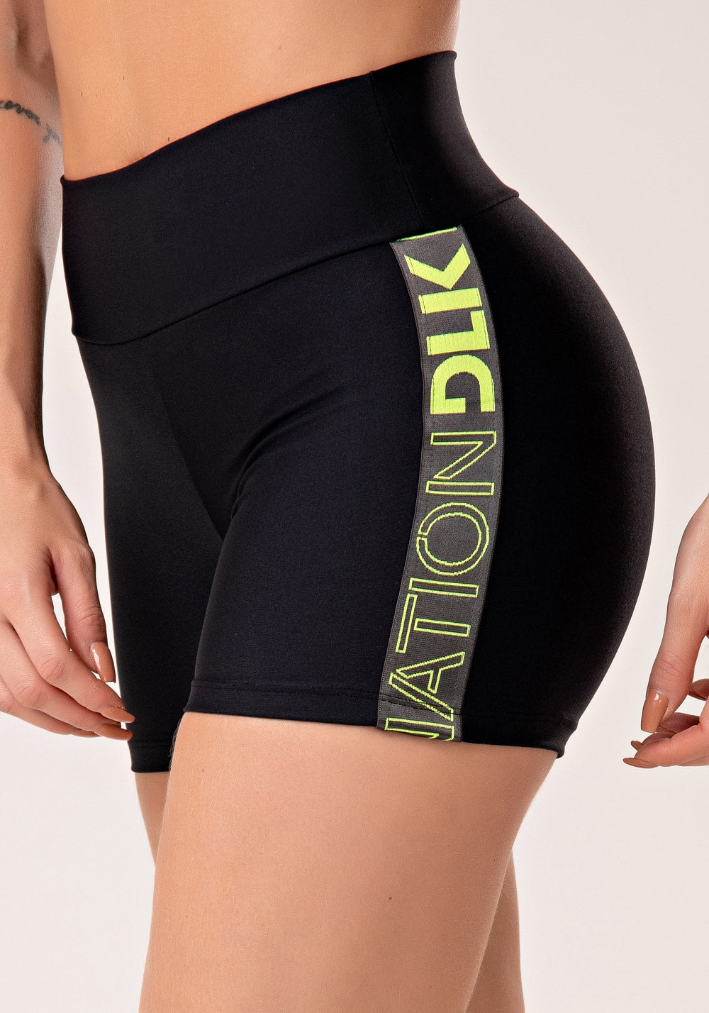 Short fitness feminino preto com elástico lateral grafite e amarelo flúor nation