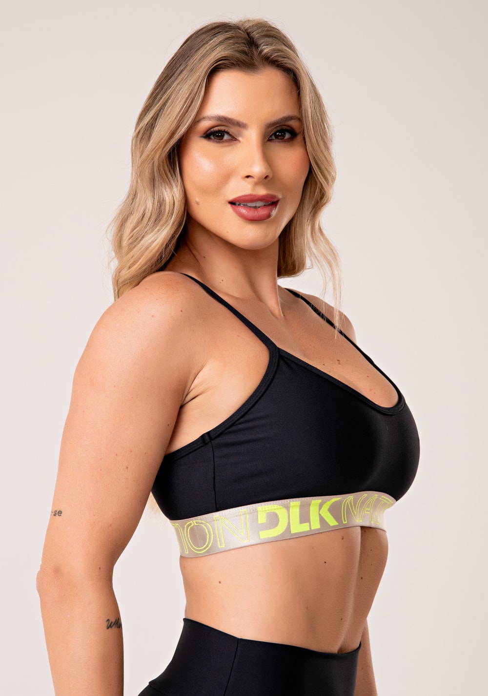 Top fitness feminino preto com elástico cinza e amarelo flúor nation
