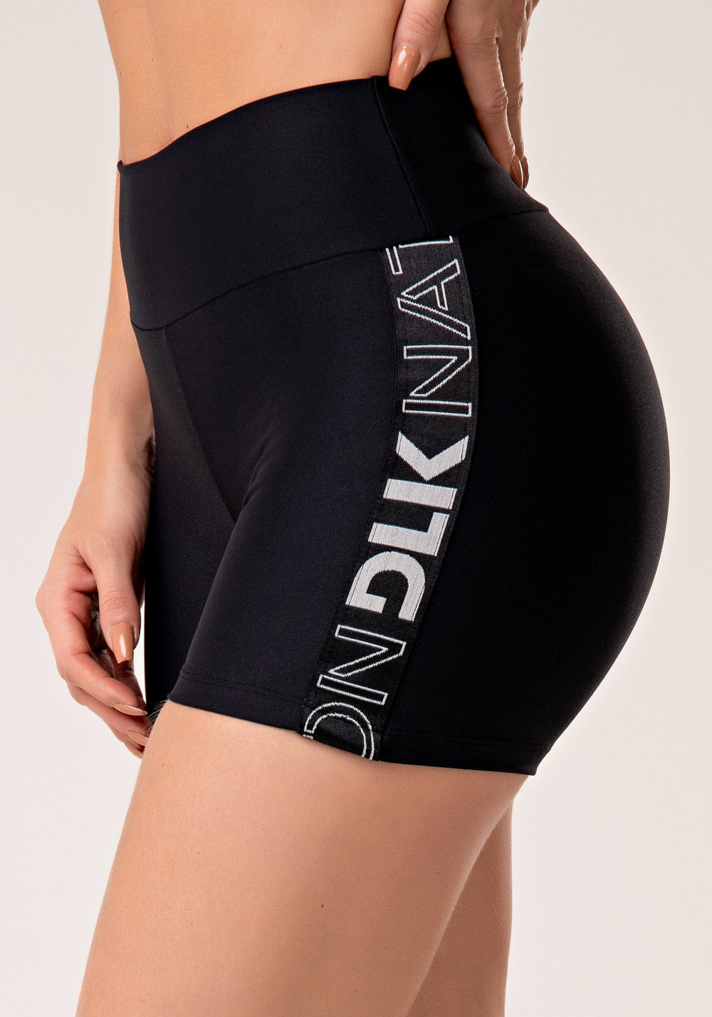 Short fitness feminino preto com elástico lateral detalhe branco nation