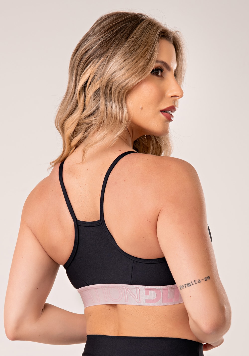 Top fitness feminino preto com elástico rosa claro nation