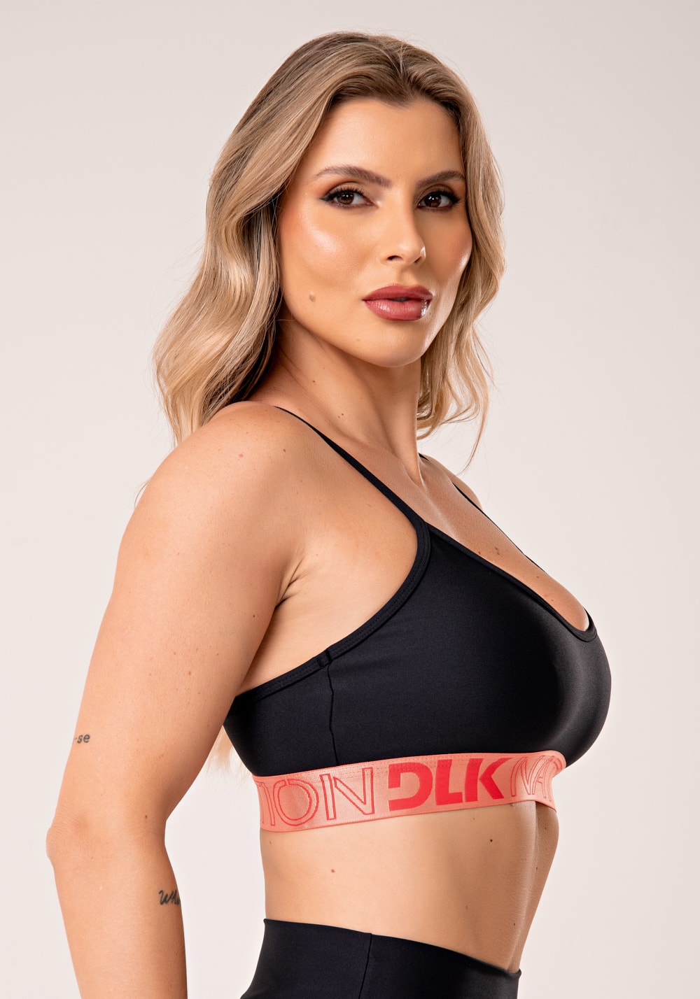 Top fitness feminino preto com elástico coral nation