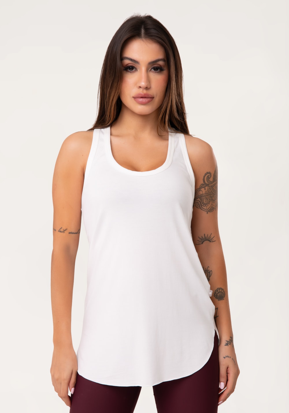 Camiseta fitness feminina alongada off white aura