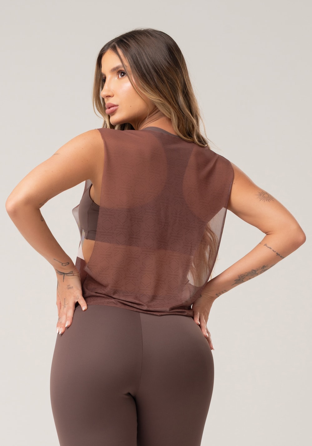 Cropped feminino de tule estampado motivation marrom printed mousse