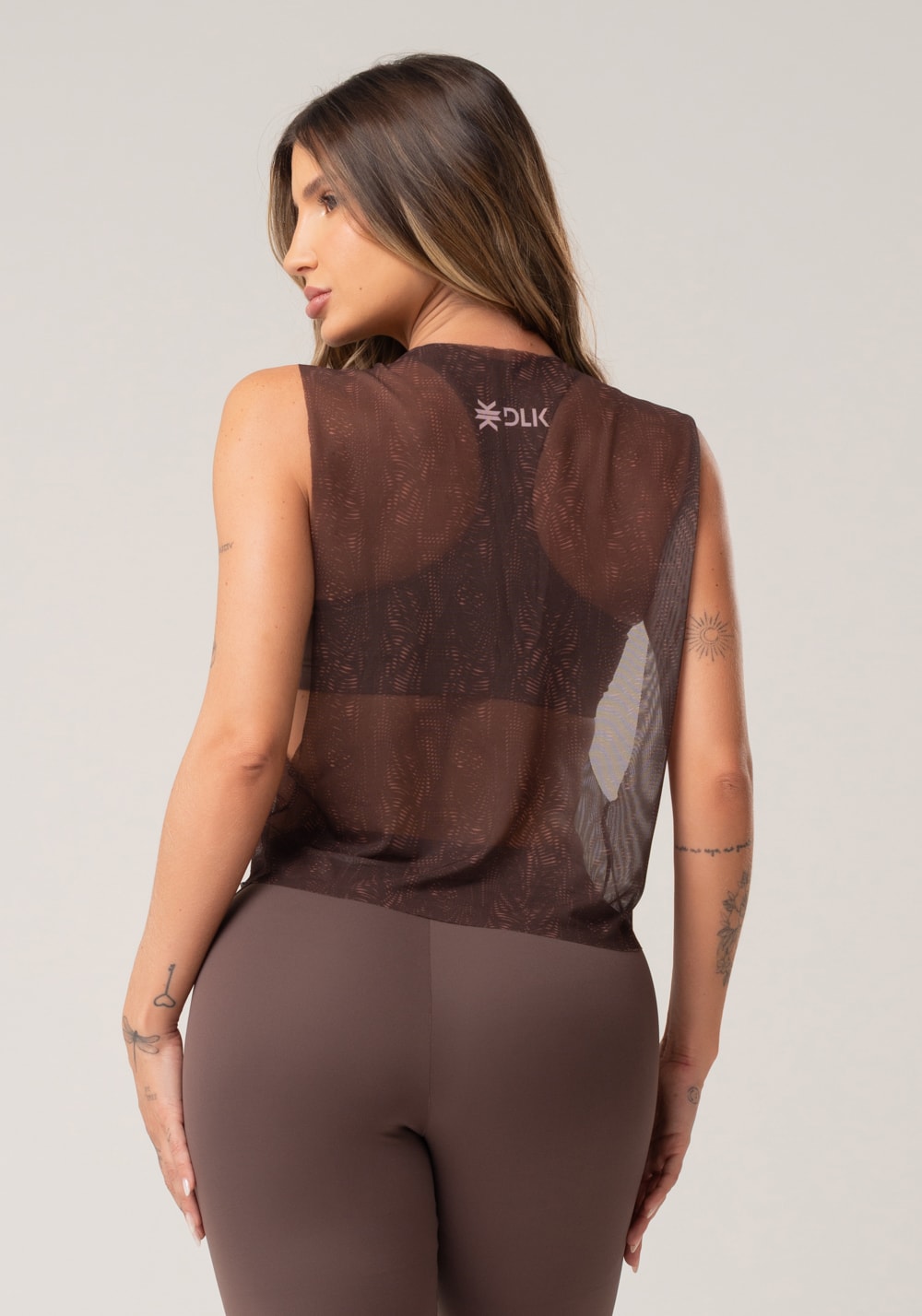 Cropped feminino de tule estampado energy marrom printed mousse