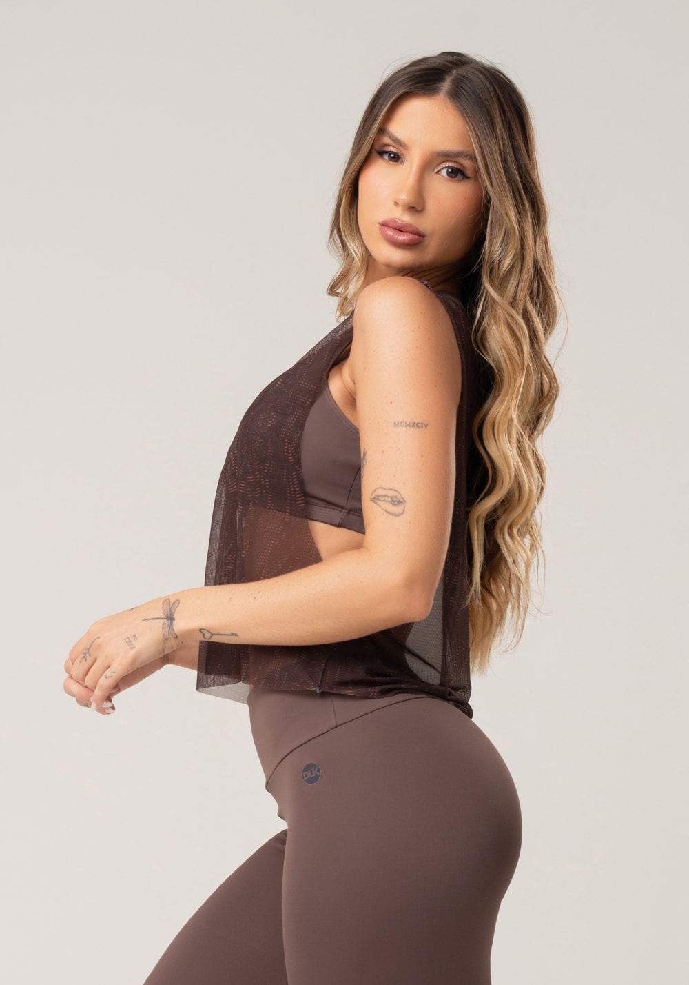 Cropped feminino de tule estampado energy marrom printed mousse