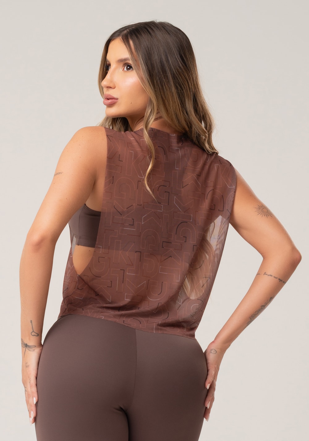 Cropped feminino de tule estampado logomania marrom printed mousse