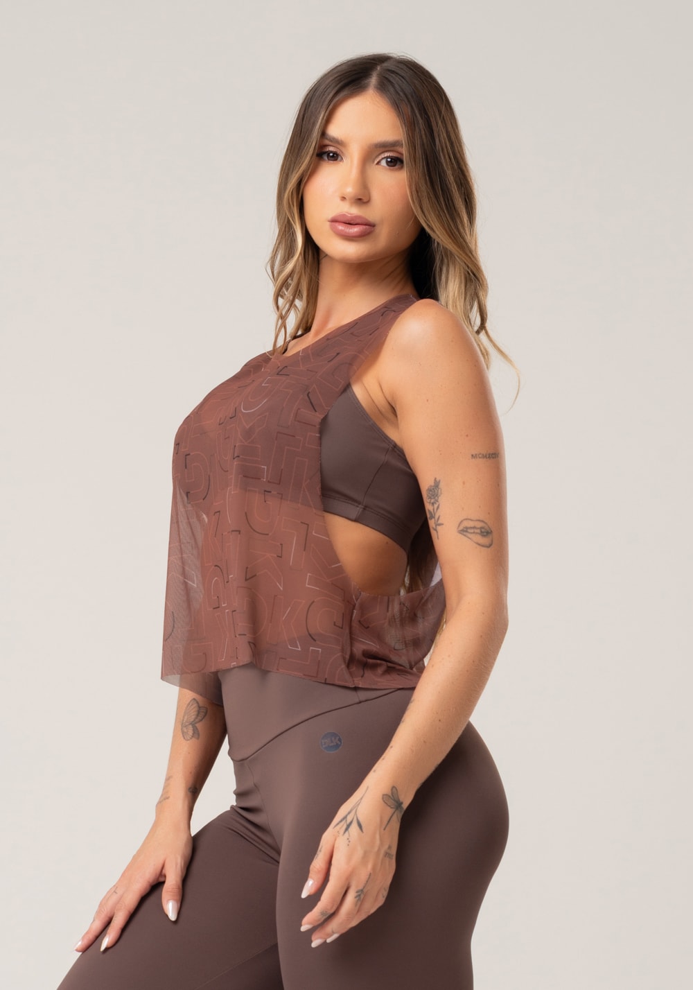 Cropped feminino de tule estampado logomania marrom printed mousse