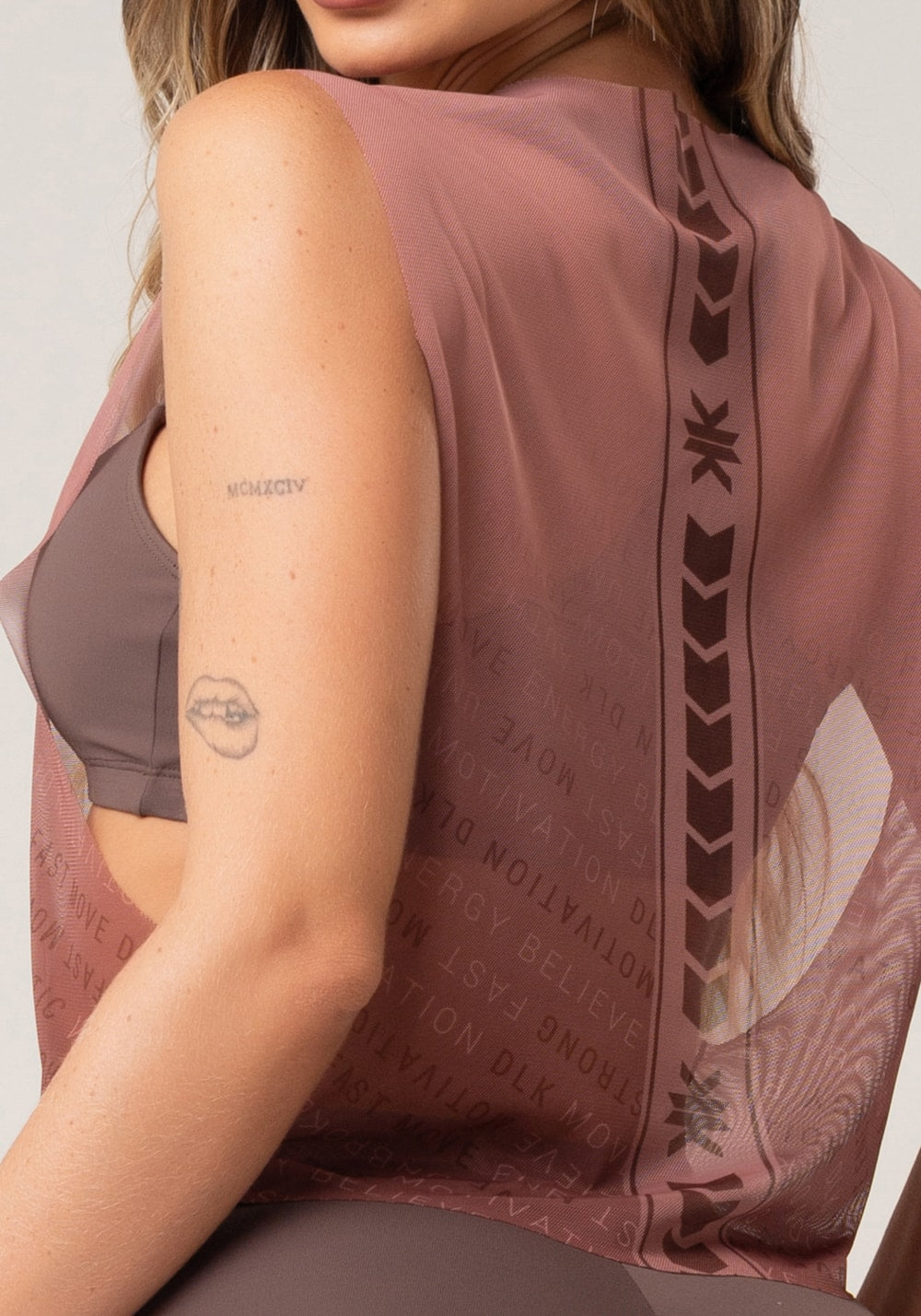Cropped feminino de tule estampado authentic marrom printed