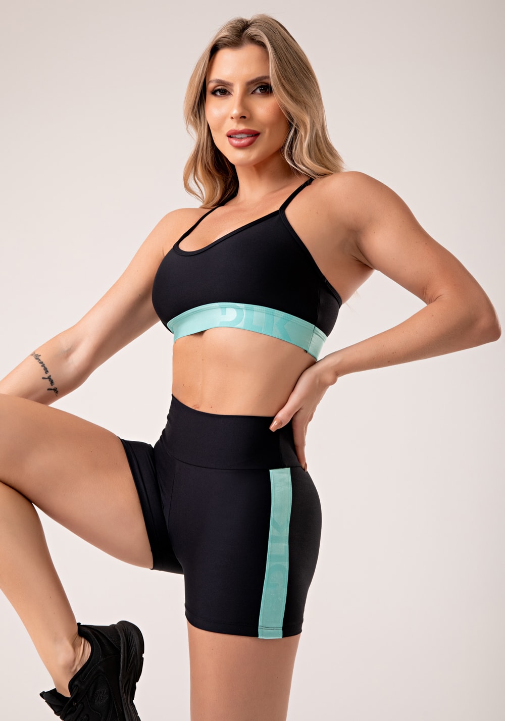 Top fitness feminino preto com elástico azul energy