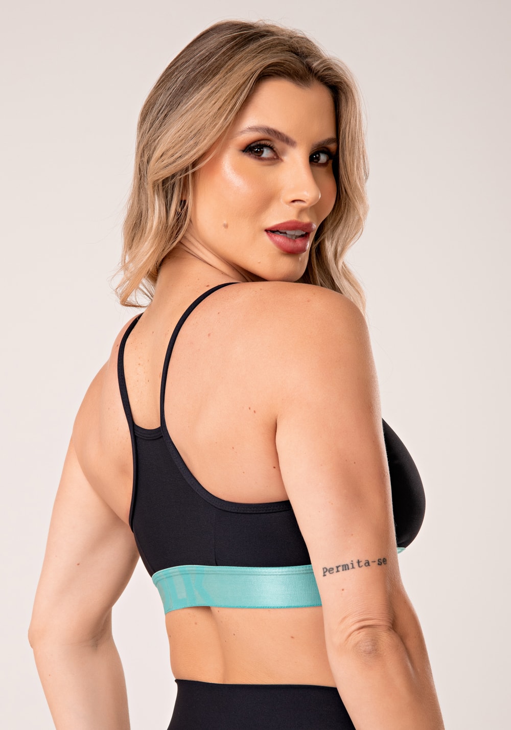 Top fitness feminino preto com elástico azul energy