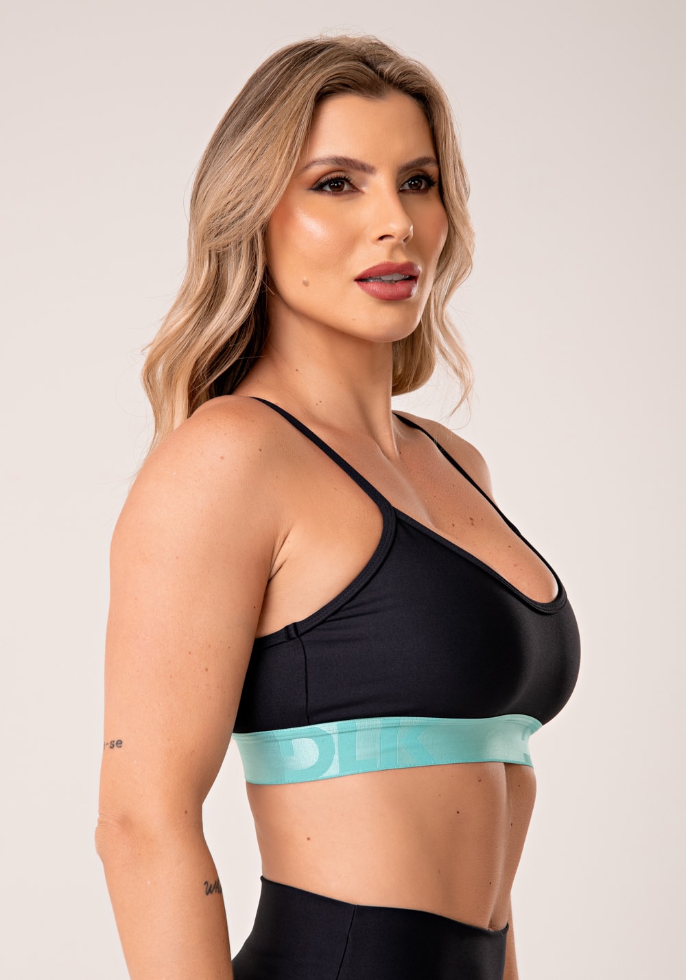 Top fitness feminino preto com elástico azul energy