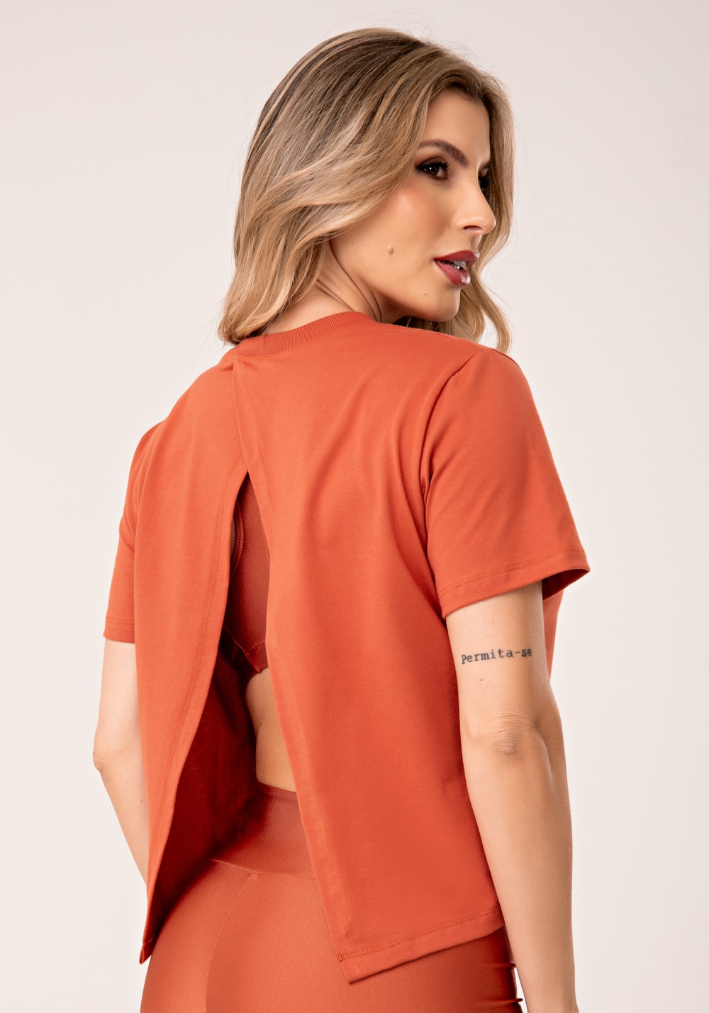 Blusa feminina de algodão terracota com abertura nas costas lush