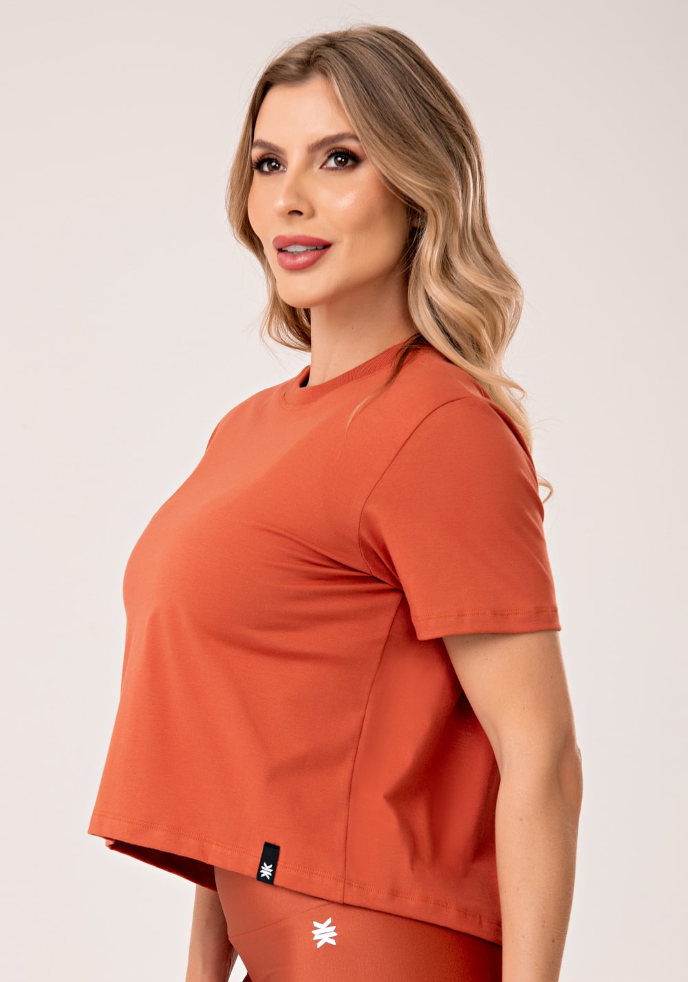 Blusa feminina de algodão terracota com abertura nas costas lush
