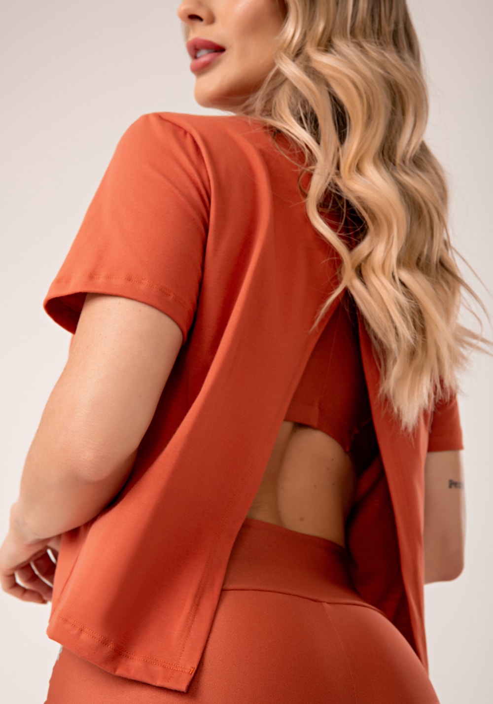 Blusa feminina de algodão terracota com abertura nas costas lush