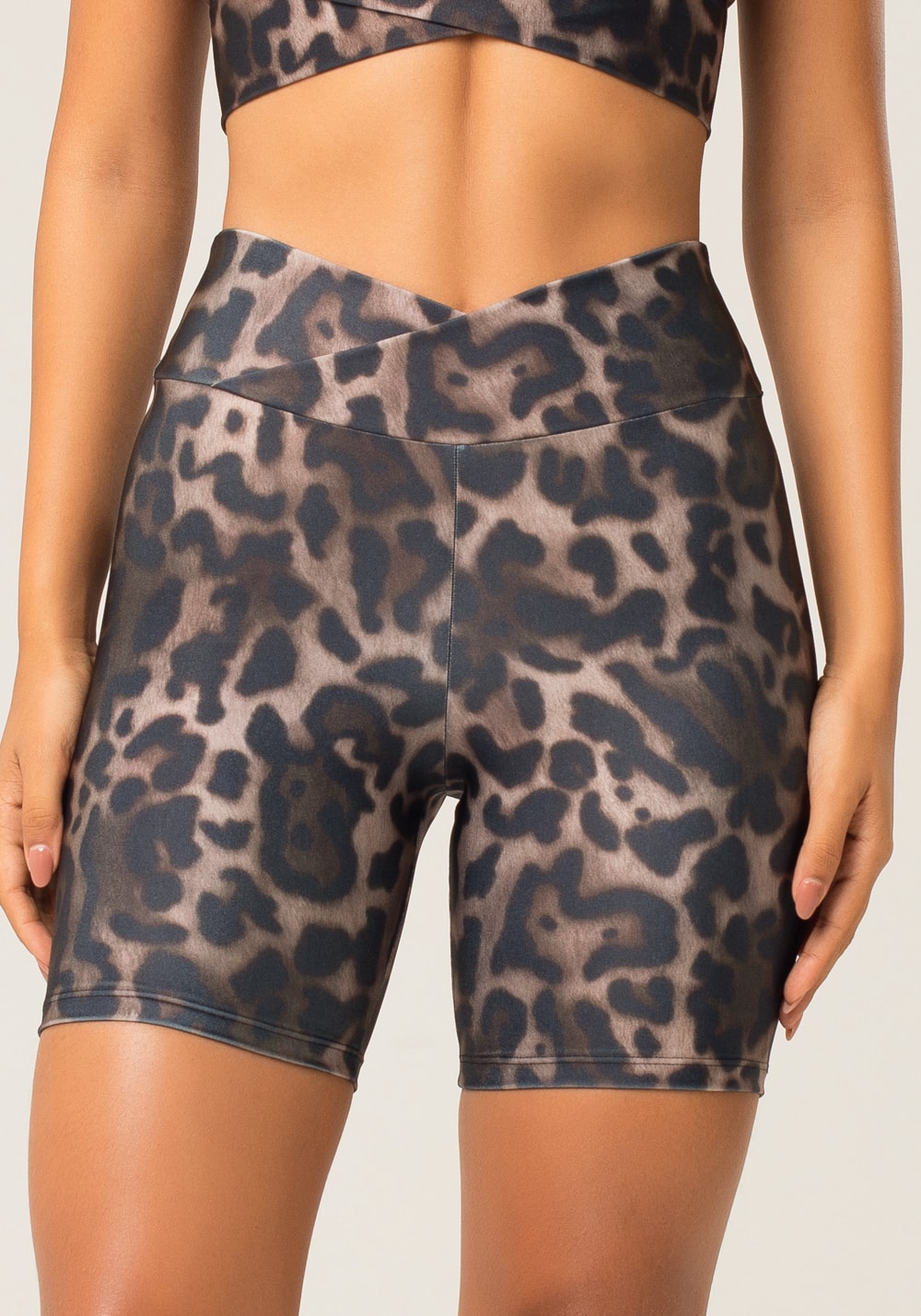 Bermuda fitness feminina com cós transpassado estampada onça animal printed