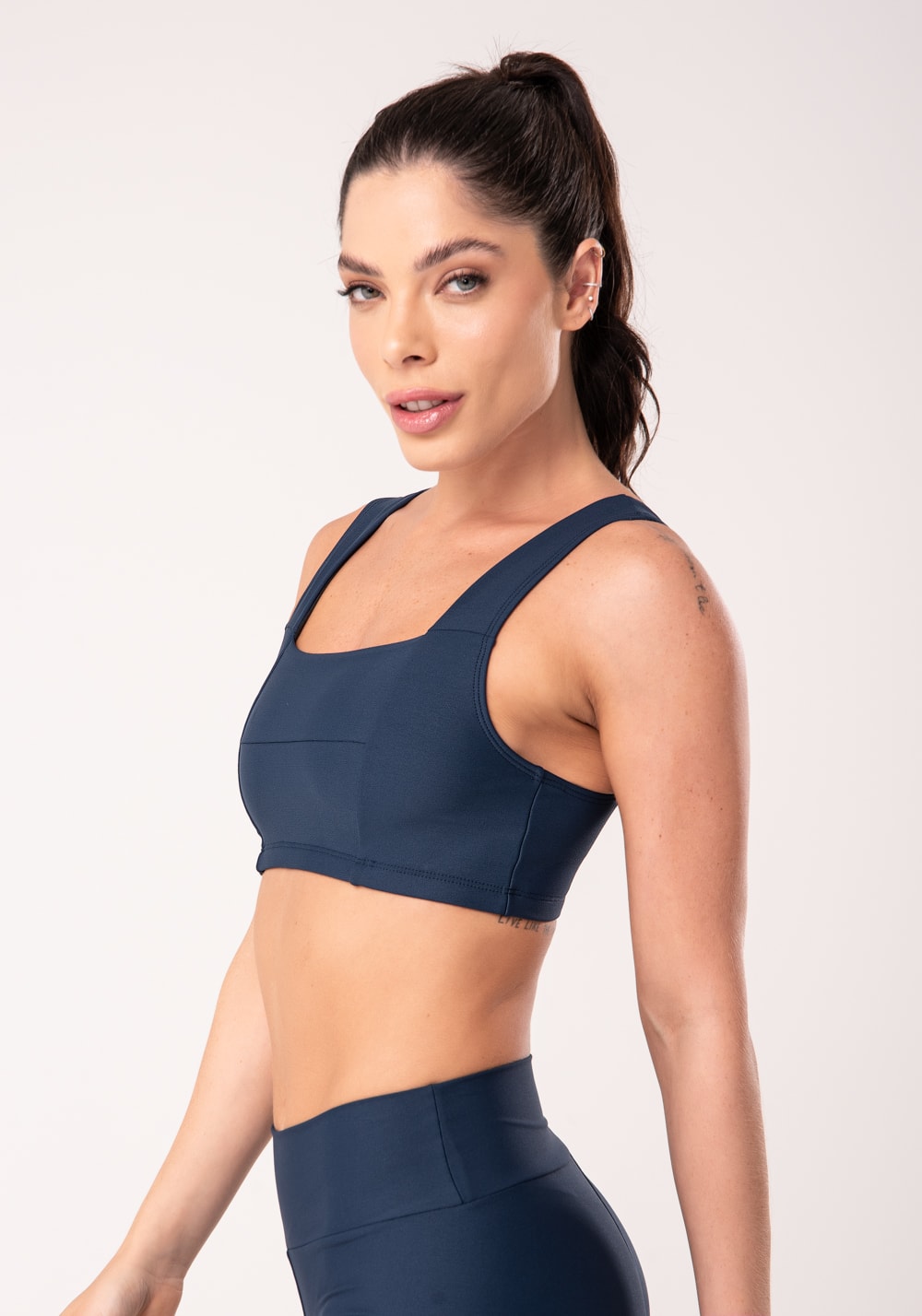 Top fitness feminino marinho com recortes e decote reto