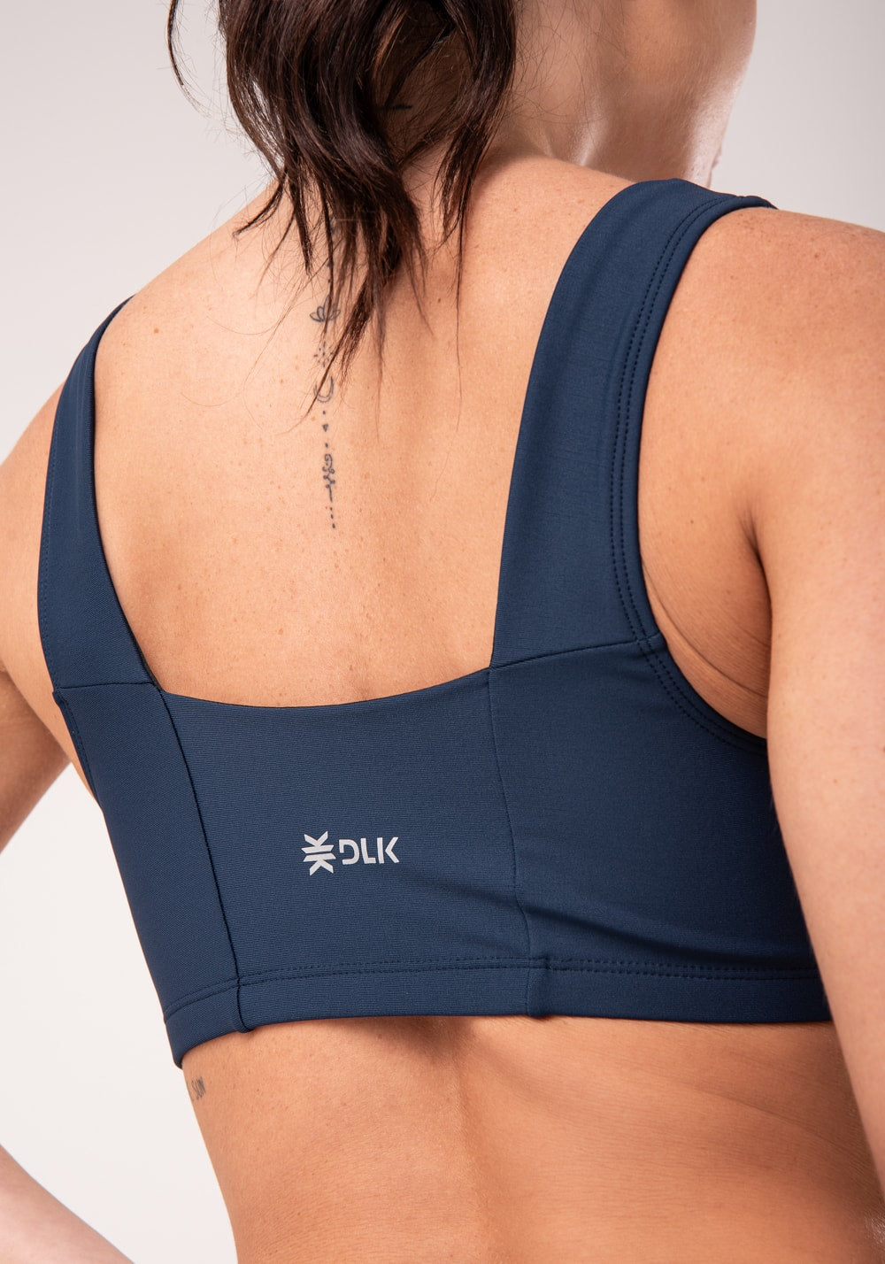 Top fitness feminino marinho com recortes e decote reto