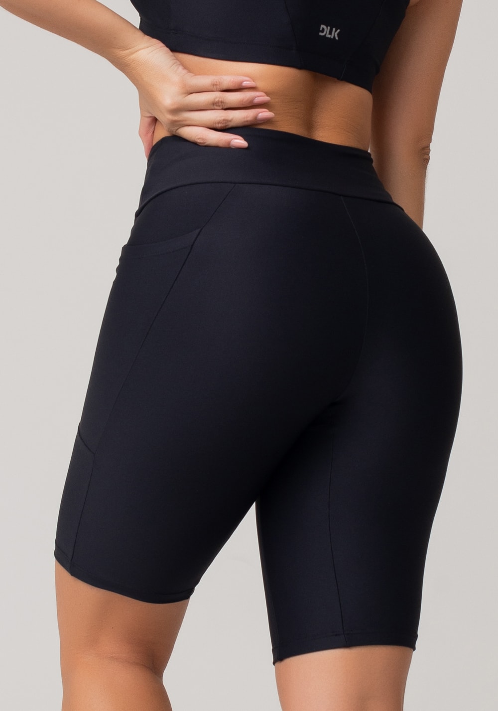 Bermuda de treino feminina preta com bolsos básica