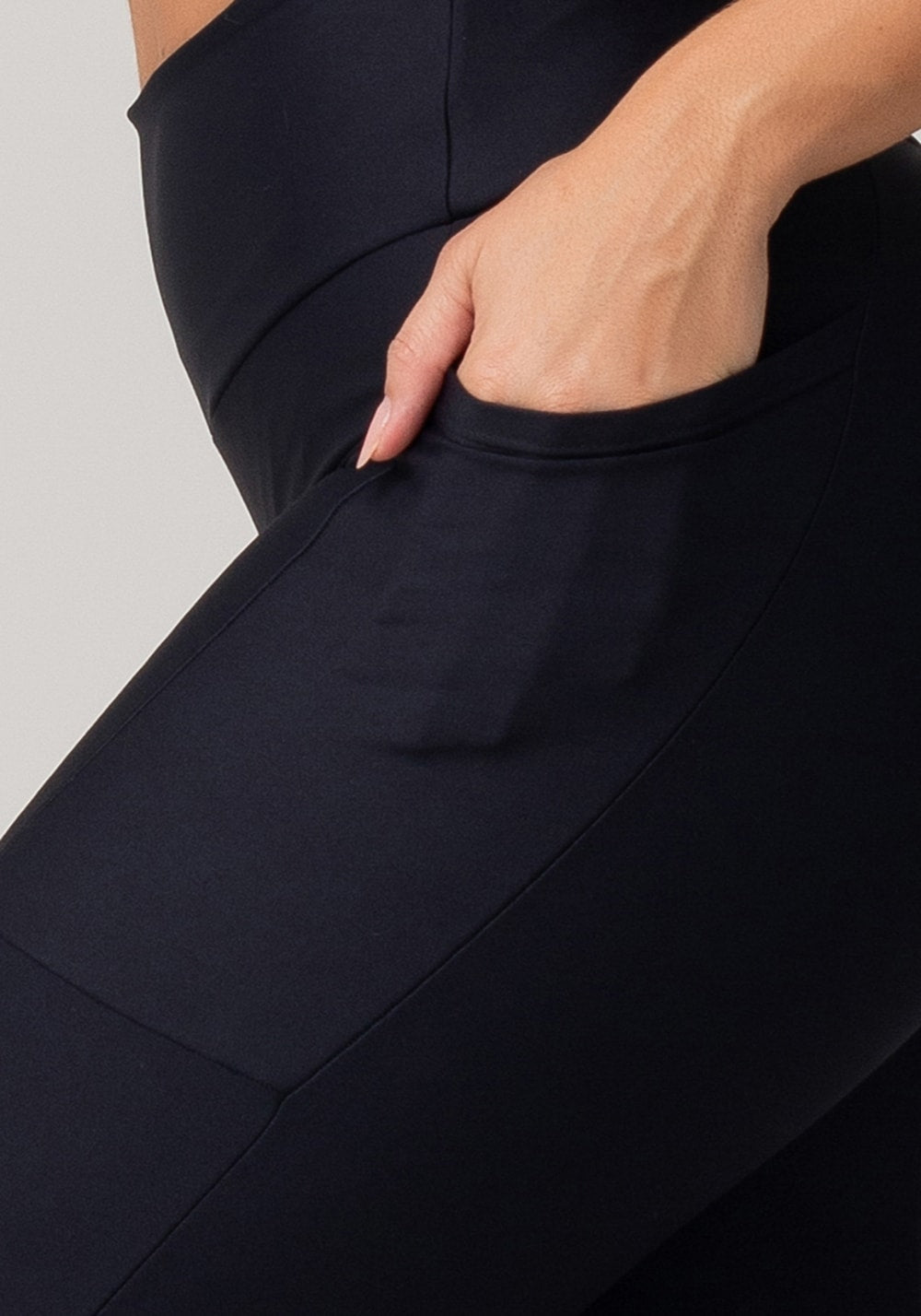 Bermuda de treino feminina preta com bolsos básica