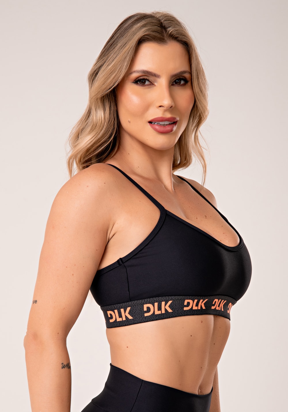Top fitness feminino preto com elástico laranja energy