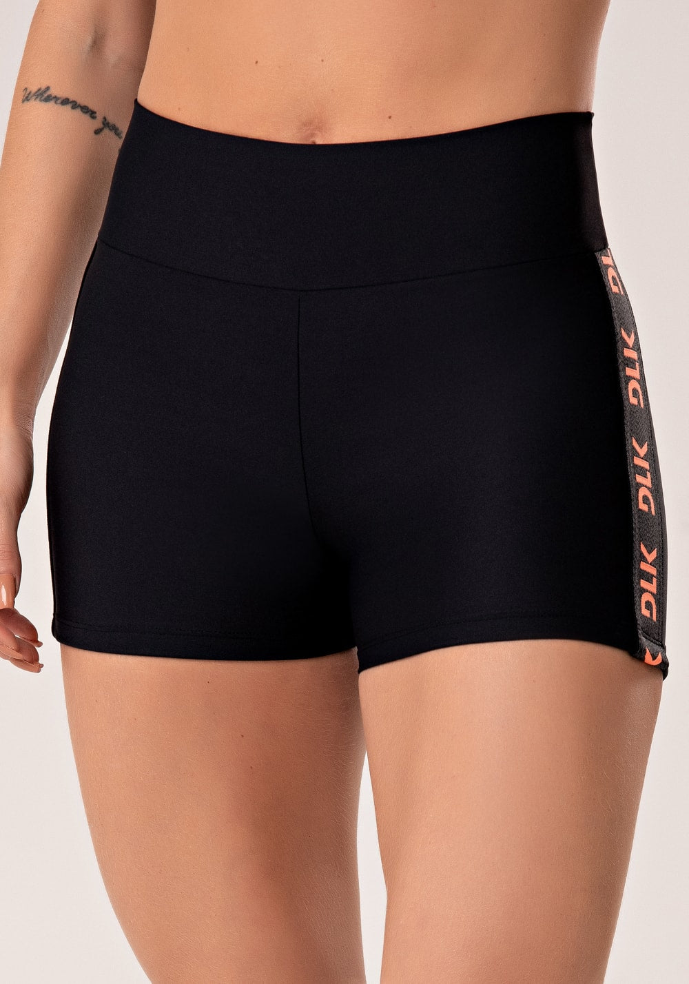 Short fitness feminino preto com elástico lateral laranja energy