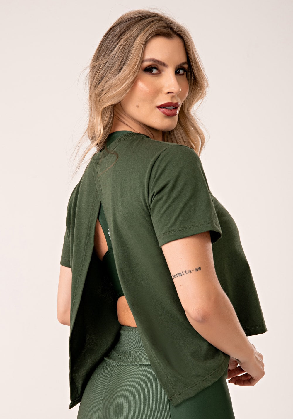 Blusa feminina de algodão verde com abertura nas costas lush