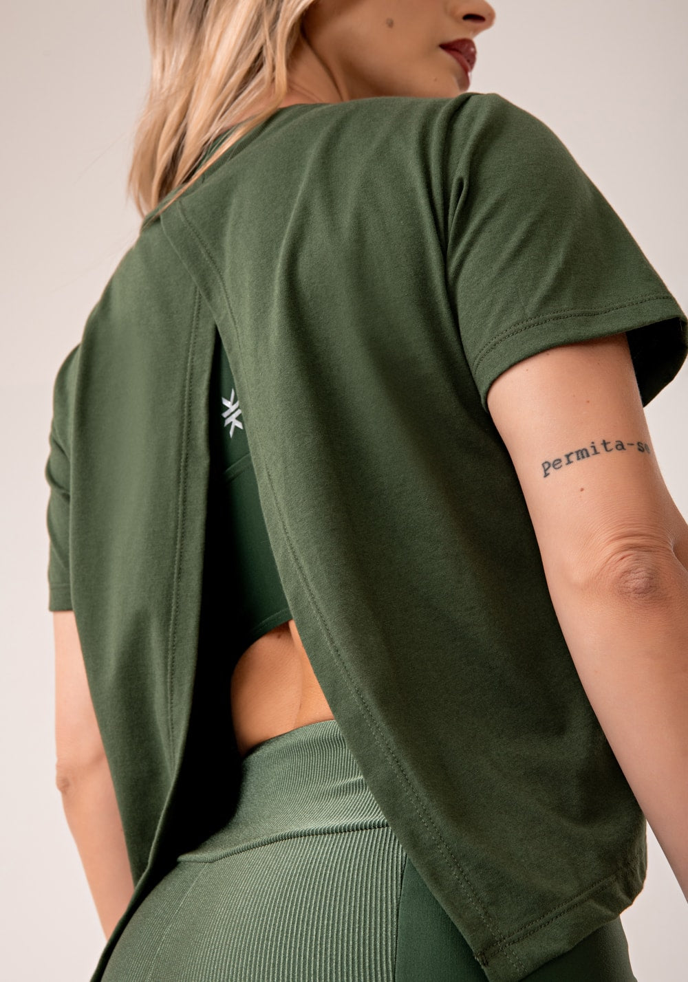 Blusa feminina de algodão verde com abertura nas costas lush