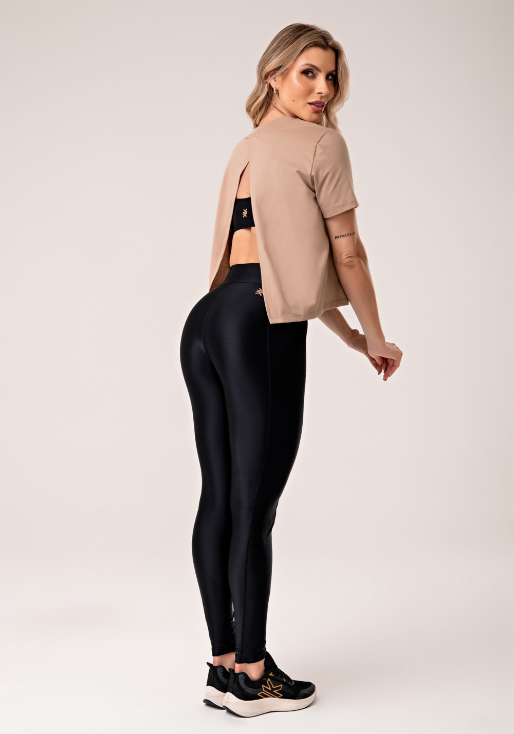 Blusa feminina de algodão nude com abertura nas costas lush