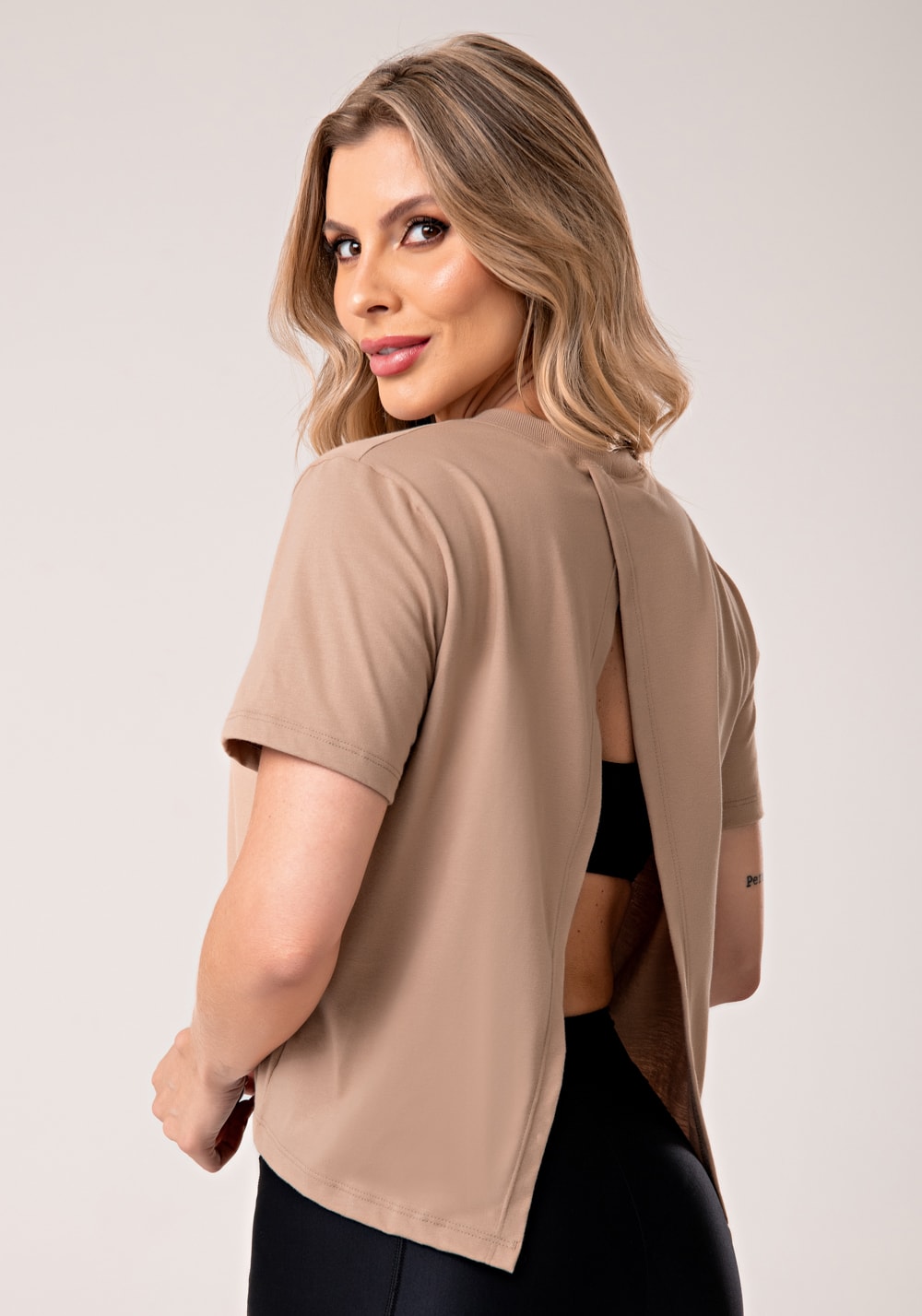 Blusa feminina de algodão nude com abertura nas costas lush