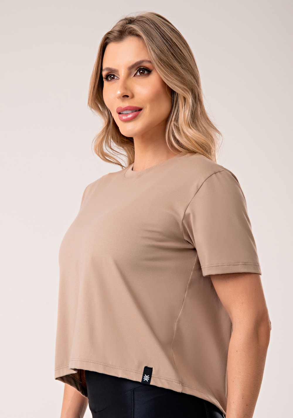 Blusa feminina de algodão nude com abertura nas costas lush