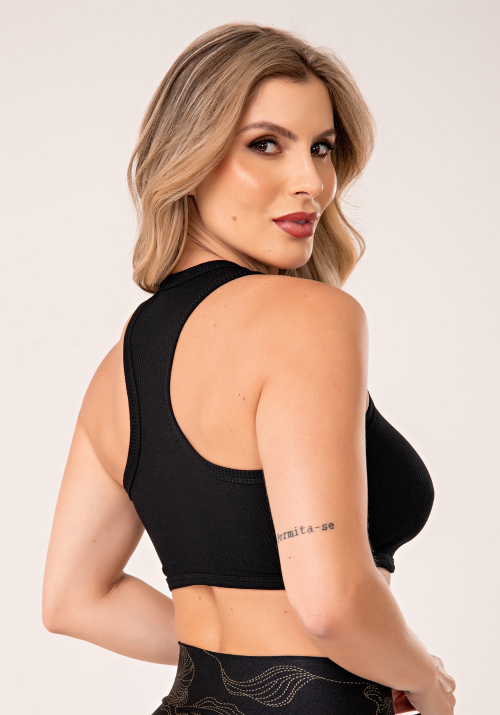 Cropped regata feminino preto canelado lush