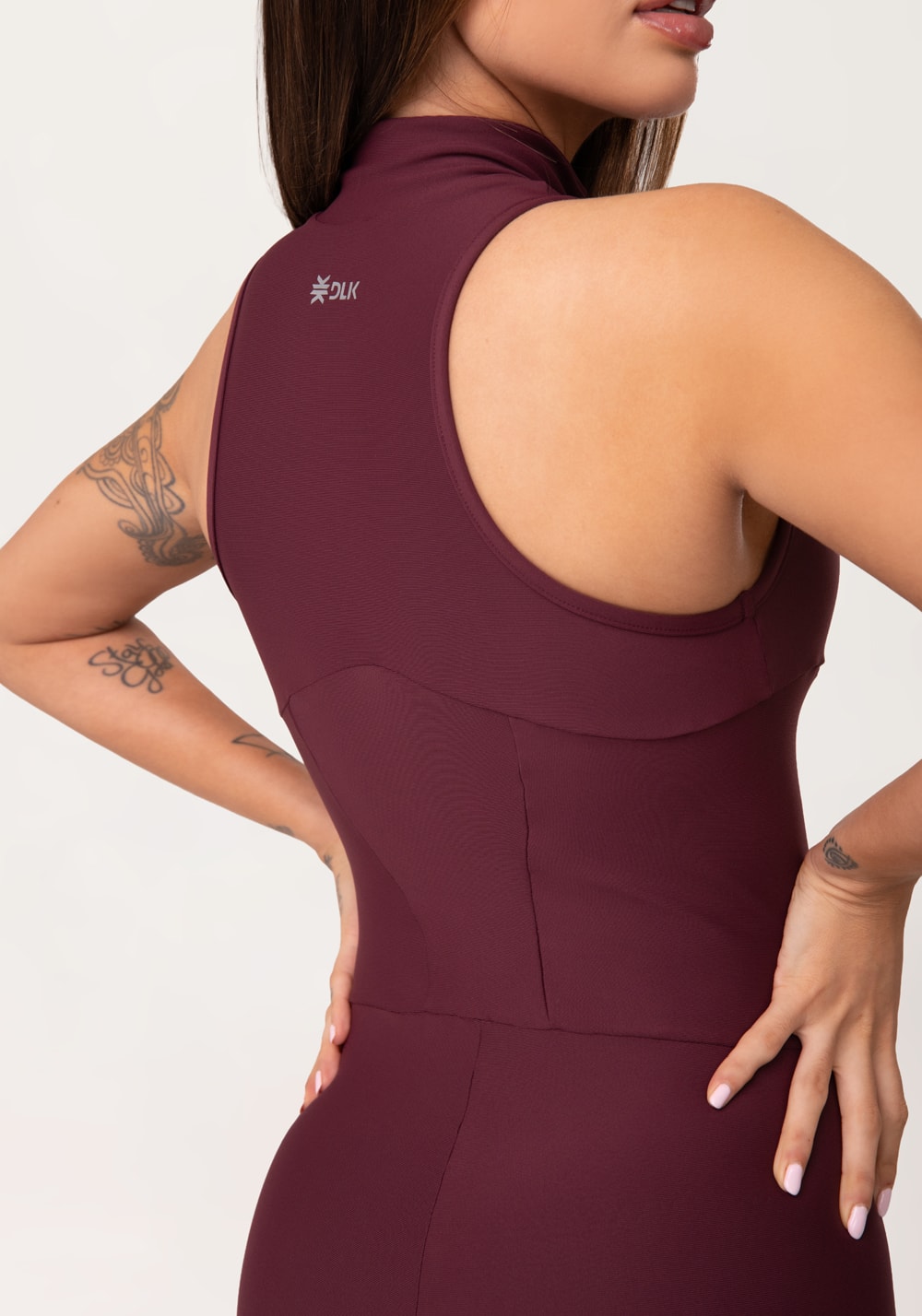 Macaquinho fitness feminino vinho com zíper e recortes aura